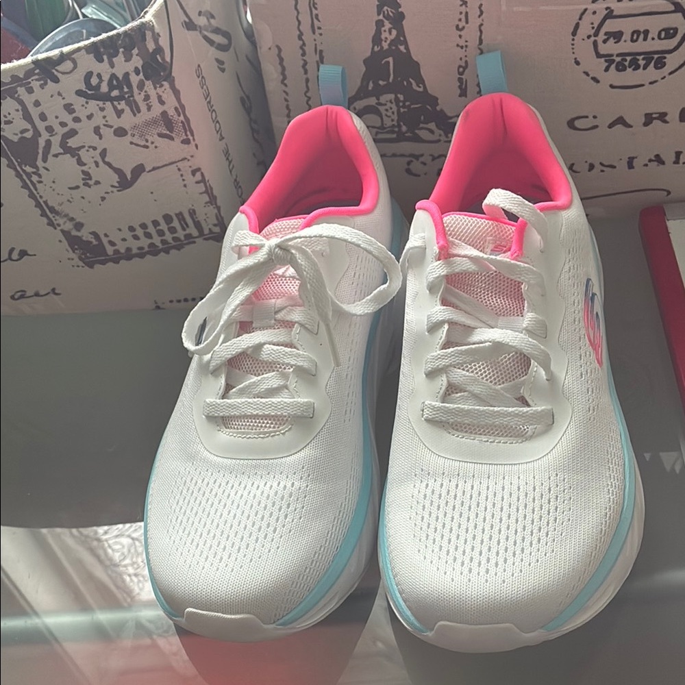 New women’s memory foam sneakers size 9